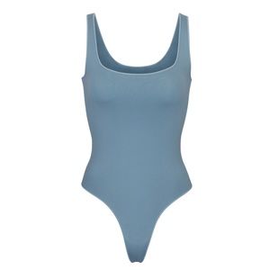 SKIMS essential bodysuit NWOT SCOOP NECK